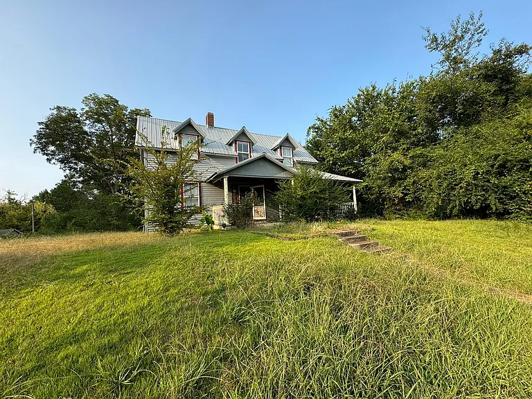 Charming 3-Bed Home on 1 Acre – $120,000 – 122 4th St, Jackson, TN