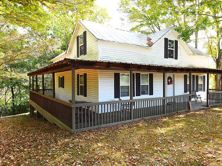 Charming Country Home on 8.2 Acres – Edmonton KY $129.000