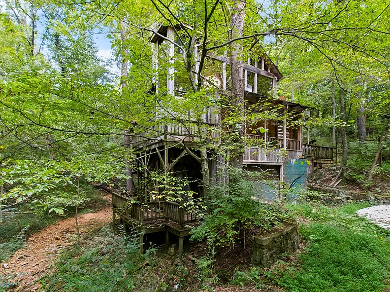 Unique treehouse style cabin home. $65.000