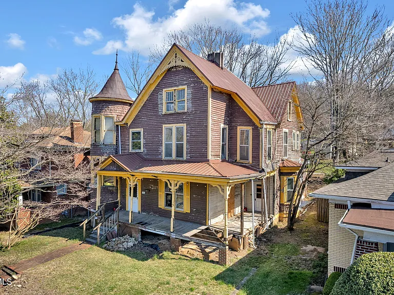 Attention !! Historic Queen Anne Gem – $155,000.