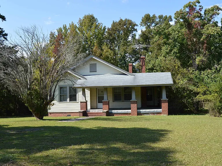 Charming 1950s Farmhouse on 13.5 Acres – Country Living Awaits! $125.000