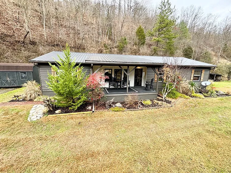 Well-Maintained Ranch-Style Home on 13 Acres – Just Minutes from Pikeville $177.000