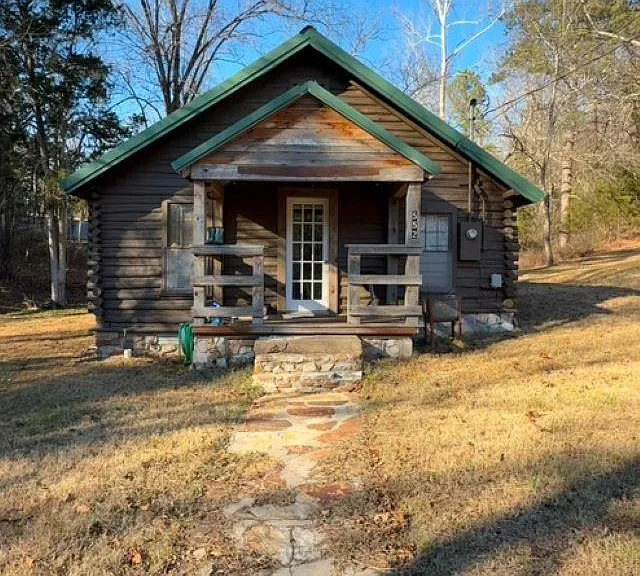 Rustic Cabin Retreat on 10.3 Acres in Calico Rock $148.900