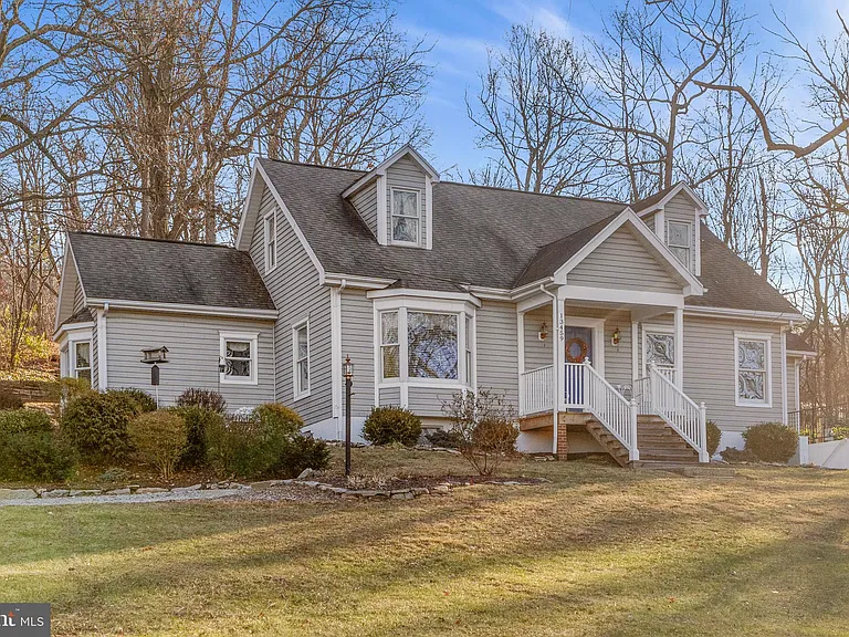 Charming 5-Bedroom Cape Cod with Stunning Mountain Views on 1.43 Acres – $375,000