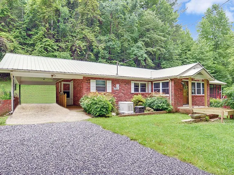 $200,000 – Spacious 4-Bedroom Brick Home with Office on 2 Acres in Murphy, NC