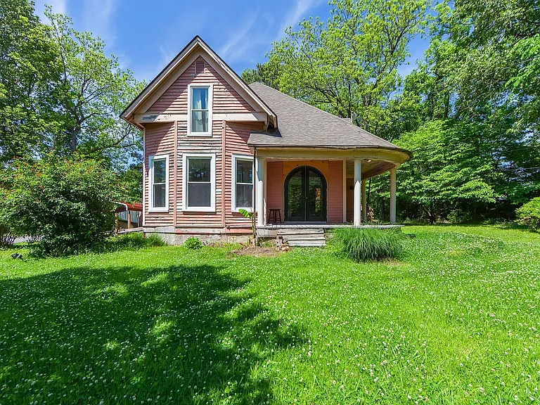 $120,000 – Early 1900s Farmhouse with 4 Bedrooms on 2.8 Acres in Halls, TN