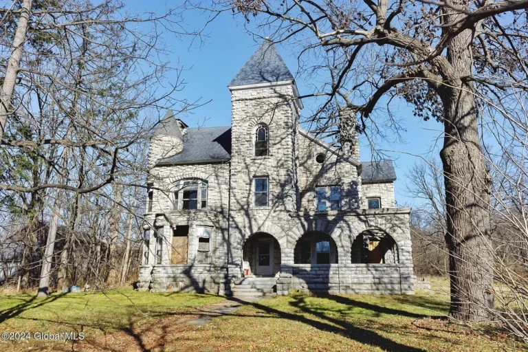 8-Bedroom Historic Home on 12 Acres for Sale in Palatine Bridge, New York