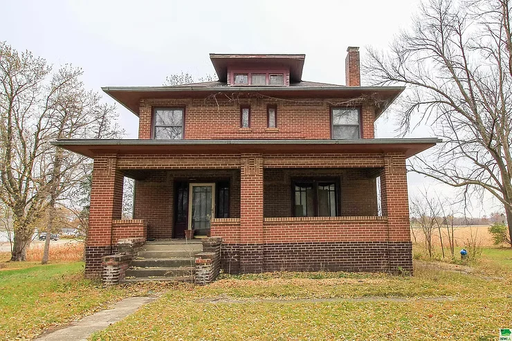 Craftsman Home in Iowa Diamond In The Rough With Amazing Original Details Lists At Just $32,500!