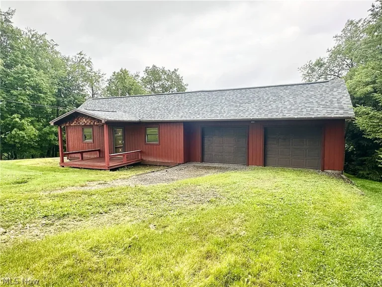 Peaceful Country Living on 1 Acre!