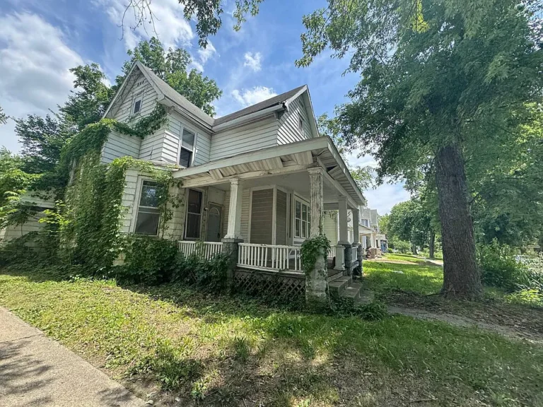 3 beds  2 baths 2,256 sqft