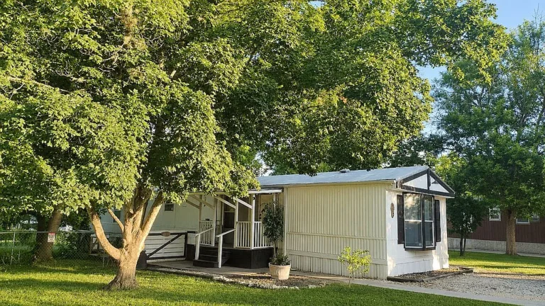 Fully Remodeled Mobile Home in Quiet Community Near San Antonio & Boerne – Furniture Included