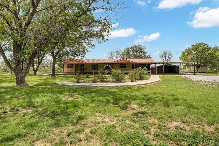 Private 10-Acre Country Retreat in the Desirable Garden City School District