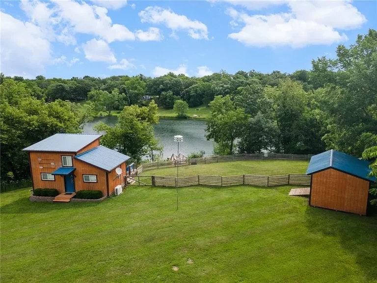 Cozy Lakefront Cabin Retreat : $70,000