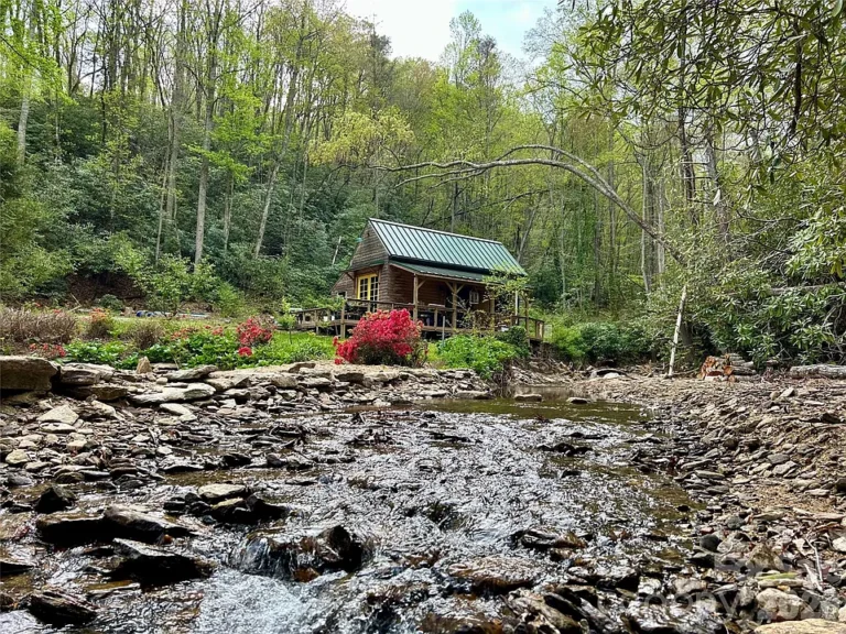 Private Creekfront Paradise with Luxury Cabin