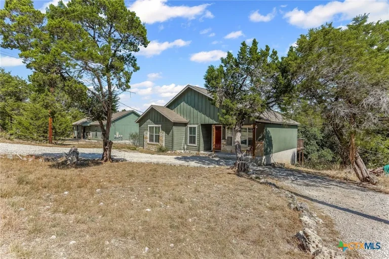 Charming Hill Country Retreat in Emerald Valley – Spacious Living, Scenic Views, and Endless Outdoor Adventure