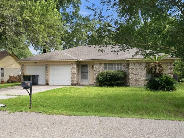 Charming Single-Story Home on Oversized 0.29-Acre Lot Near Historic Downtown Conroe