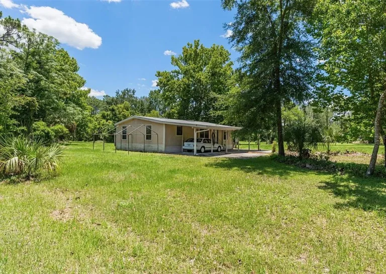 3 beds  2 baths 1,040 sqft