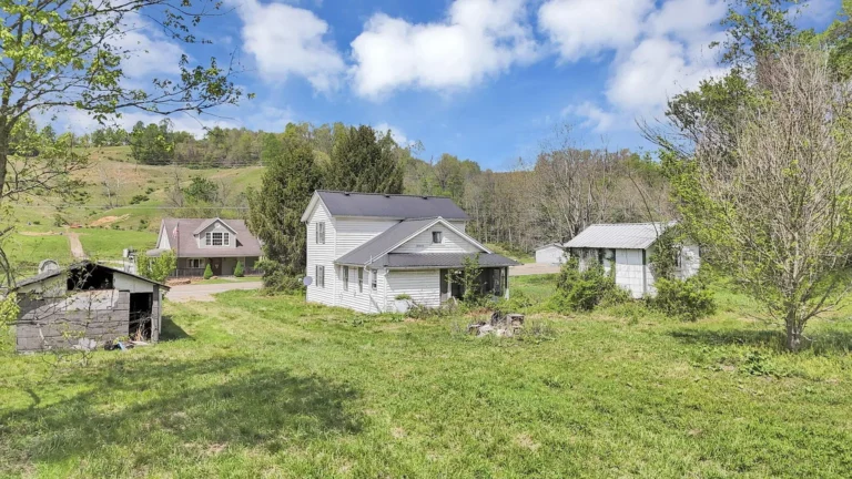 Farmhouse with 14 Acres in Gallipolis, Ohio