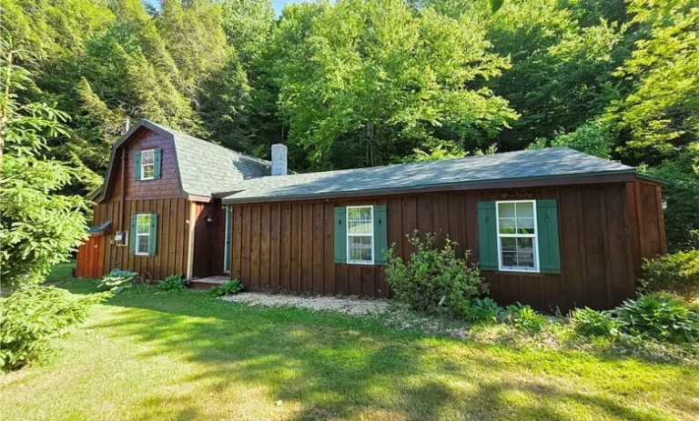 Charming Creekside Cottage on 0.73 Acres – Peaceful Retreat with Modern Updates and Rustic Appeal
