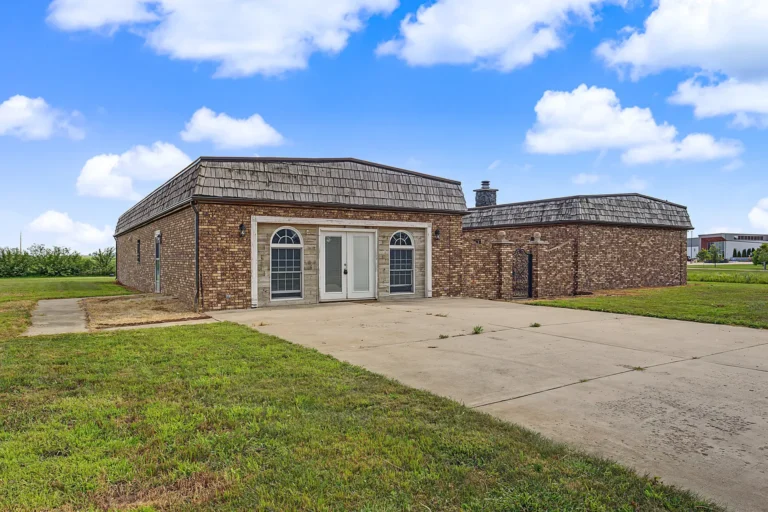 Single Family Home with 1.14 Acres in Bloomington, Illinois