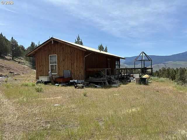 Cabin with 80 Acres in Dayville, Oregon