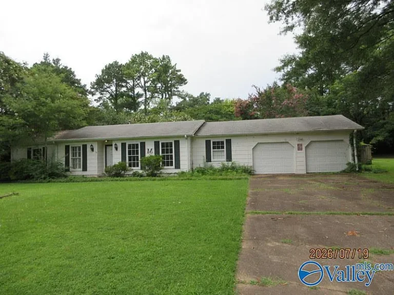 Single Family Home with 0.48 Acres in Decatur, Alabama