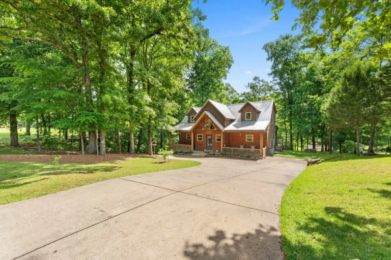 Log Cabin with 1.18 Acres in Eads, Tennessee