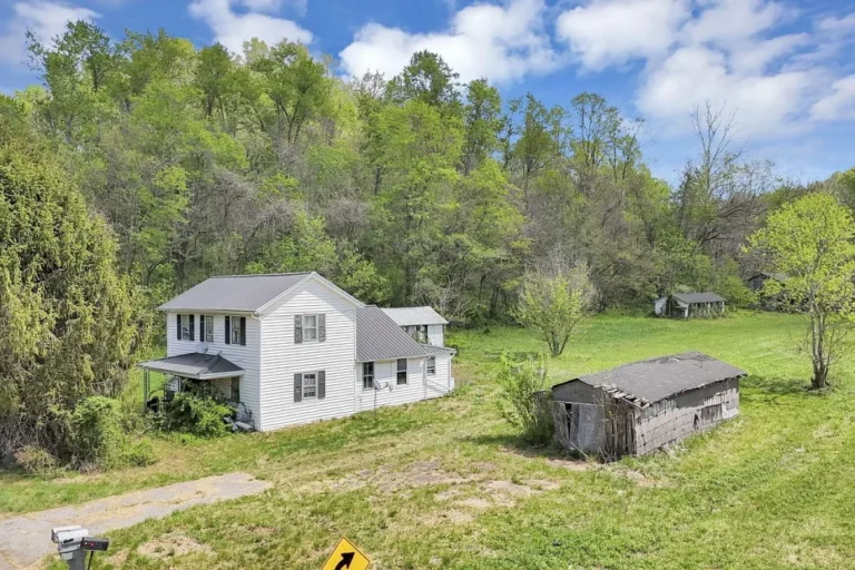 Farmhouse with 14 Acres in Gallipolis, Ohio