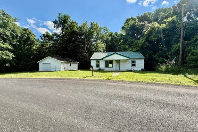 Single Family Home with 1.11 Acres in Herndon, Kentucky