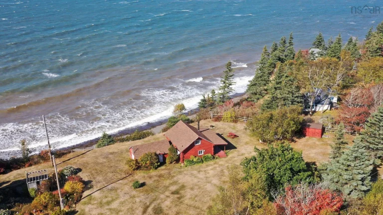 Cottage with 0.5 Acres in Kings County, Nova Scotia