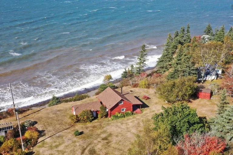 Cottage with 0.5 Acres in Kings County, Nova Scotia