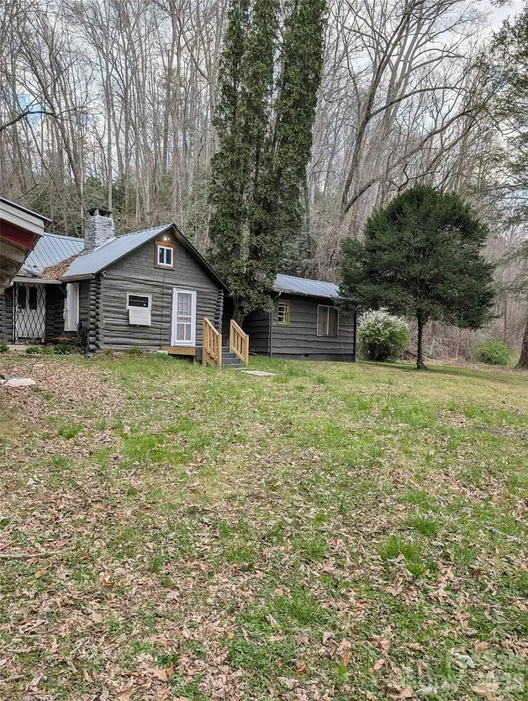 Single Family Home with 6.86 Acres in Lenoir, North Carolina