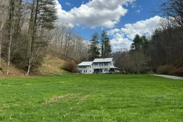 Farmhouse with 150 Acres in Looneyville, West Virginia
