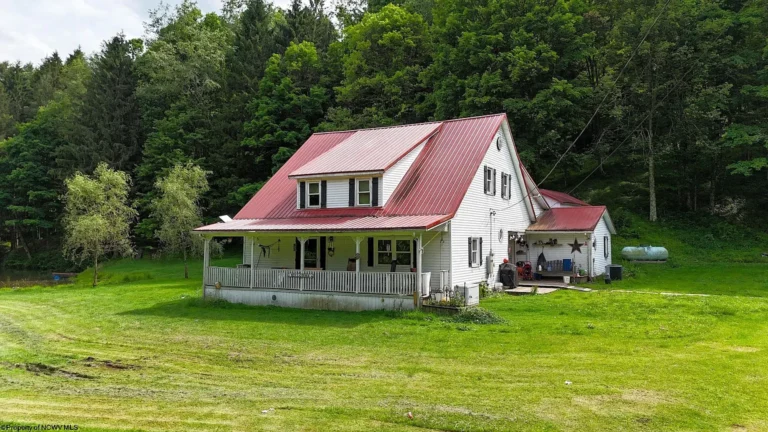 Single Family Home with 74.83 Acres in Mannington, West Virginia