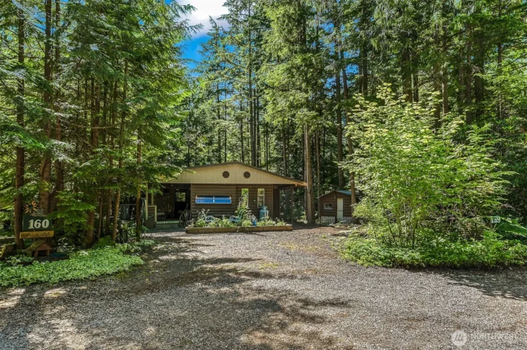 Cabin with 3,920 Square Feet in Maple Falls, Washington