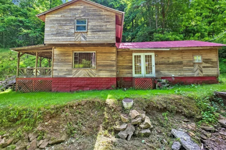 Single Family Home with 21 Acres in McVeigh, Kentucky