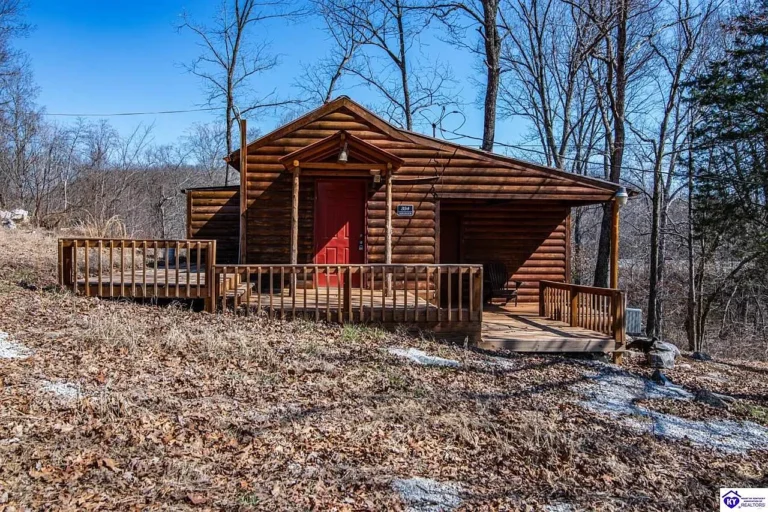 Single Family Home with 18 Acres in Munfordville, Kentucky