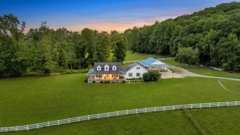 Country Home with 107 Acres in Oakdale, Tennessee
