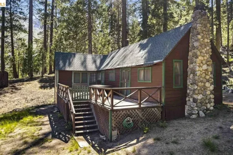 Cabin with 0.39 Acres in Pinecrest, California