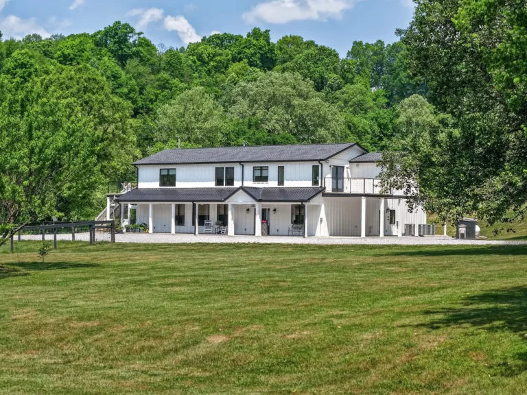 Spacious Home on 104 Acres in Pulaski, Tennessee