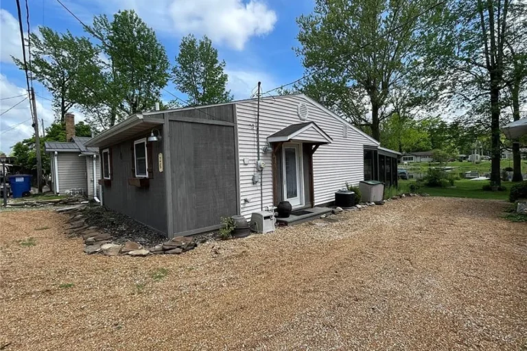 Home with 25 Acres in Sparta, Illinois