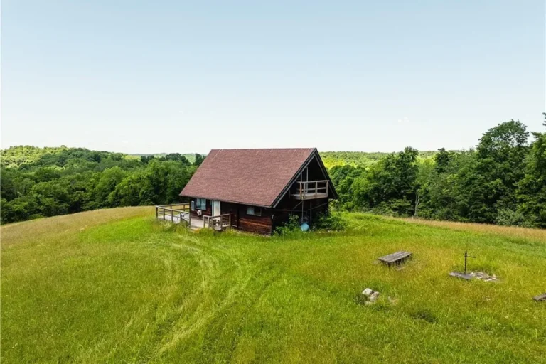 Cabin with 158.2 Acres in Tippecanoe, Ohio