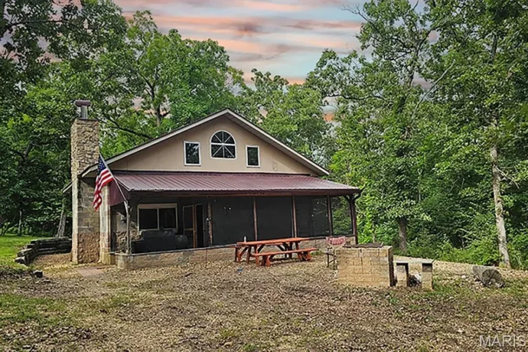 Cabin with 354 Acres in Versailles, Missouri