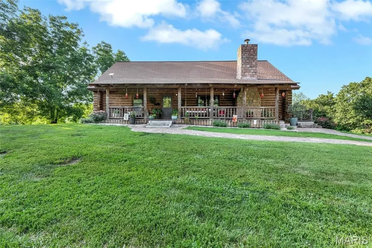 Log Home with 48.6 Acres in Waterloo, Illinois