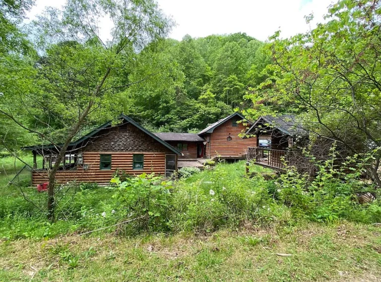 Cabin with 1.9 Acres in Whitesburg, Kentucky